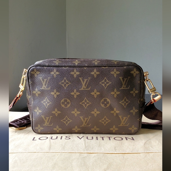 Authentic LOUIS VUITTON Trousse De Toilette 23 Crossbody Bag - Picture 4 of 13